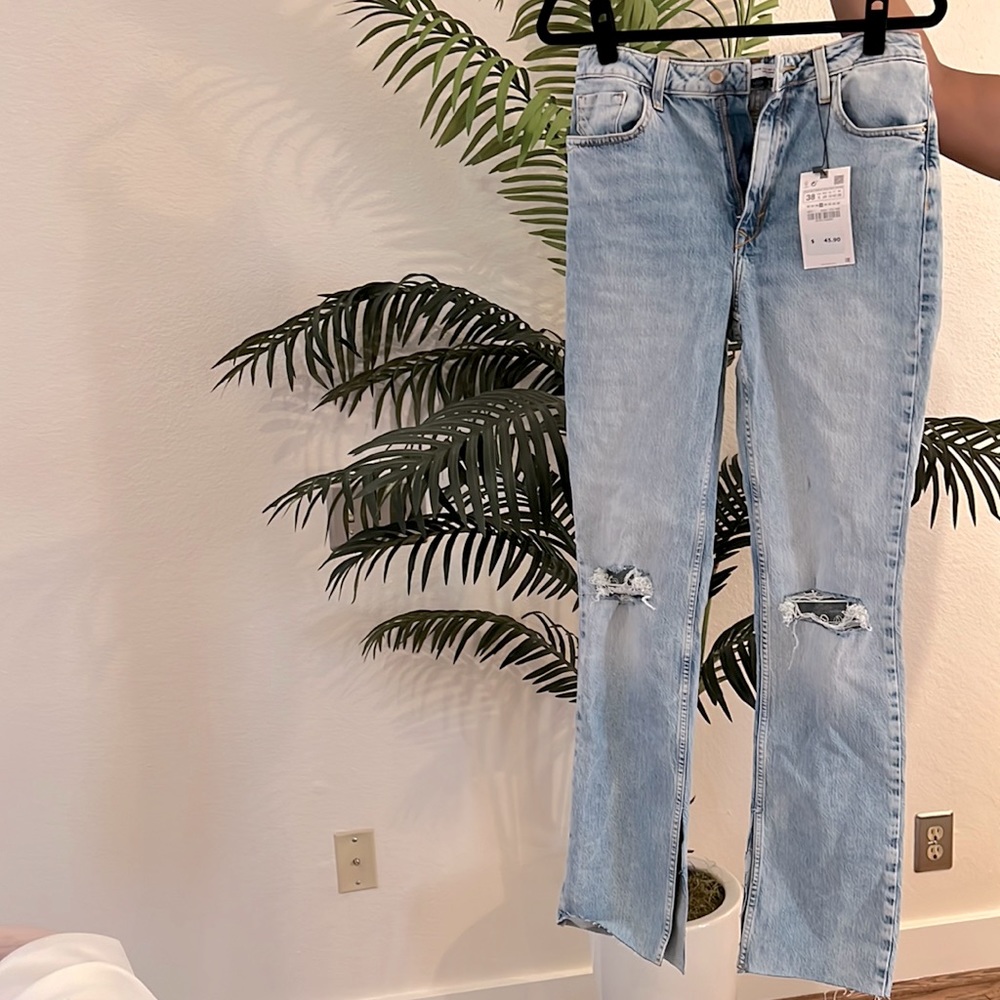 Never worn, blue jeans from Zara. Perfect for summer.